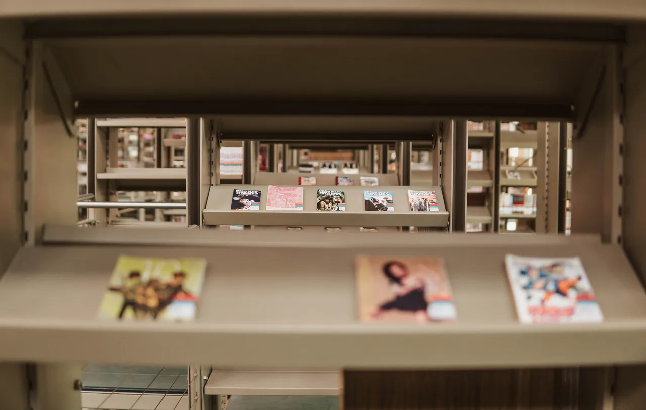 Looking up at the suspended bookshelves of Biblioteca Vasconcelos
