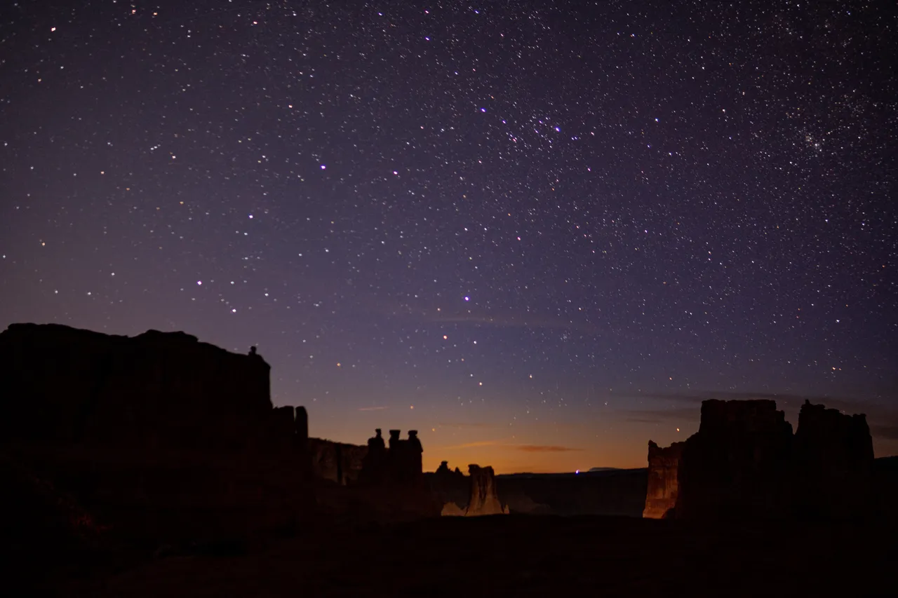 arches national park at night
