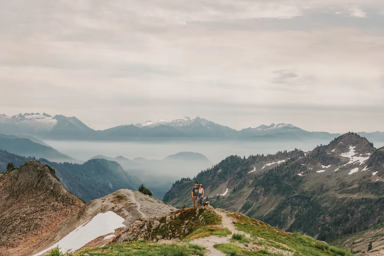 ptarmigan ridge trail couple hiking