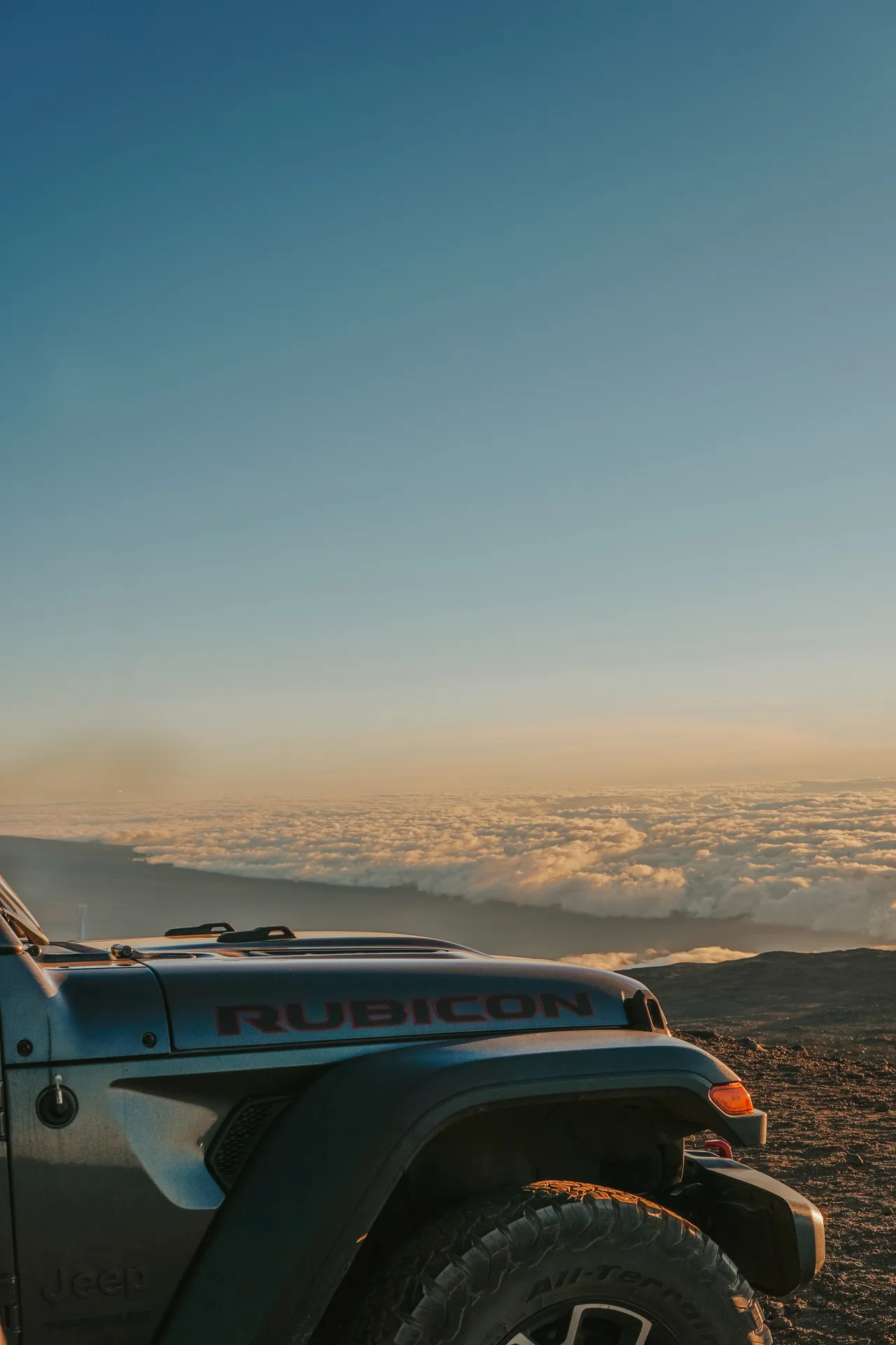 a jeep rubicon at the top of mauna kea