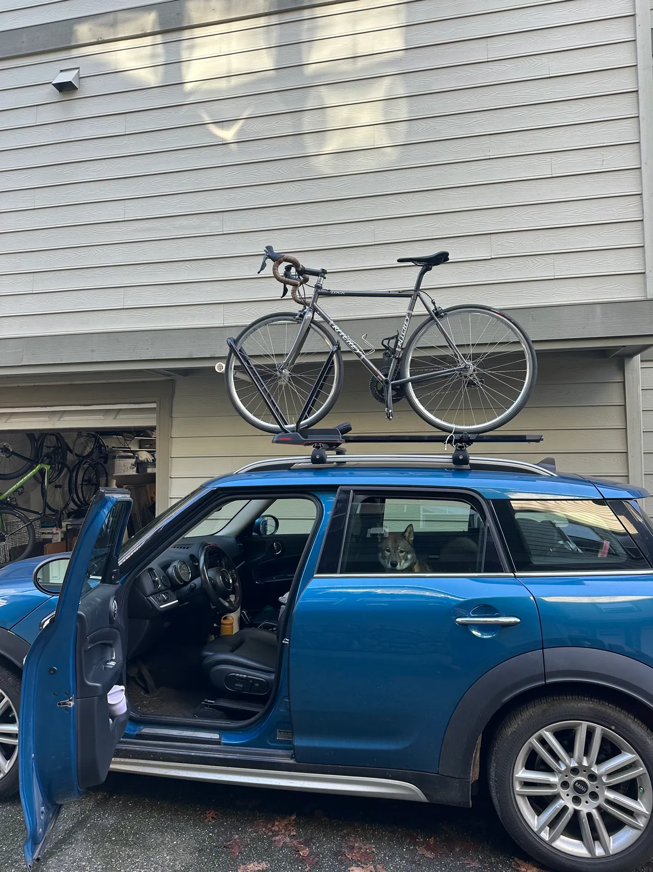 MINI Cooper Countryman with bikes on the roof rack