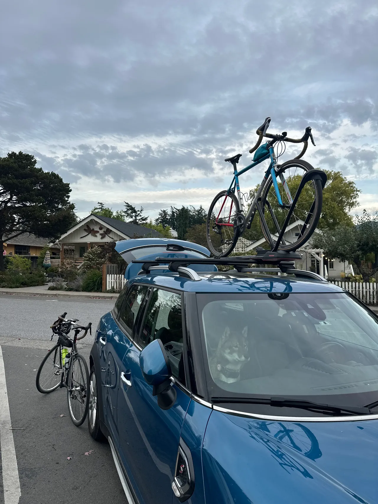 MINI Cooper Countryman with bikes on roof rack