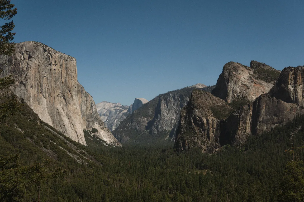 Tunnel View looking across Yosemite Valley toward El Capitan and Half Dome